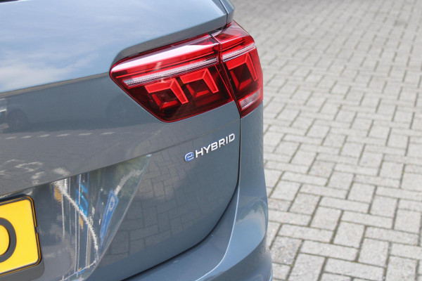 Volkswagen Tiguan 1.4 TSI 245PK eHybrid R-LINE BUSINESS + | BEKLEDING LEDER VIENNA | PANORAMISCH SCHUIF/KANTEL DAK | ELEKTRISCH WEGKLAPENBARE TREKHAAK | R-LINE INTERIEUR/EXTERIEUR | VERWARMBARE VOORSTOELEN/STUUR | ELEKTRISCH BEDIENBARE VOORSTOELEN MET GEHEUGEN FUNCTIE | AKOESTISCH GLAS GETINT | KEYLESS ACCESS/START | ELEKTRISCH BEDIENABRE ACHTERKLEP | DAKSPOILER R-LINE | SFEER VERLICHTING | RIJASSISTENT PAKKET O.A. LANE ASSIST EN ADAPTIVE CRUISE CONTROL EN DODEHOEK DETECTIE | NAVIGATIE | APPLE CARPLAY/ANDROID AUTO | DAB+ RADIO | LED MATRIX KOPLAMPEN (IQ LIGHT) | DRAADLOZE TELEFOONLADER