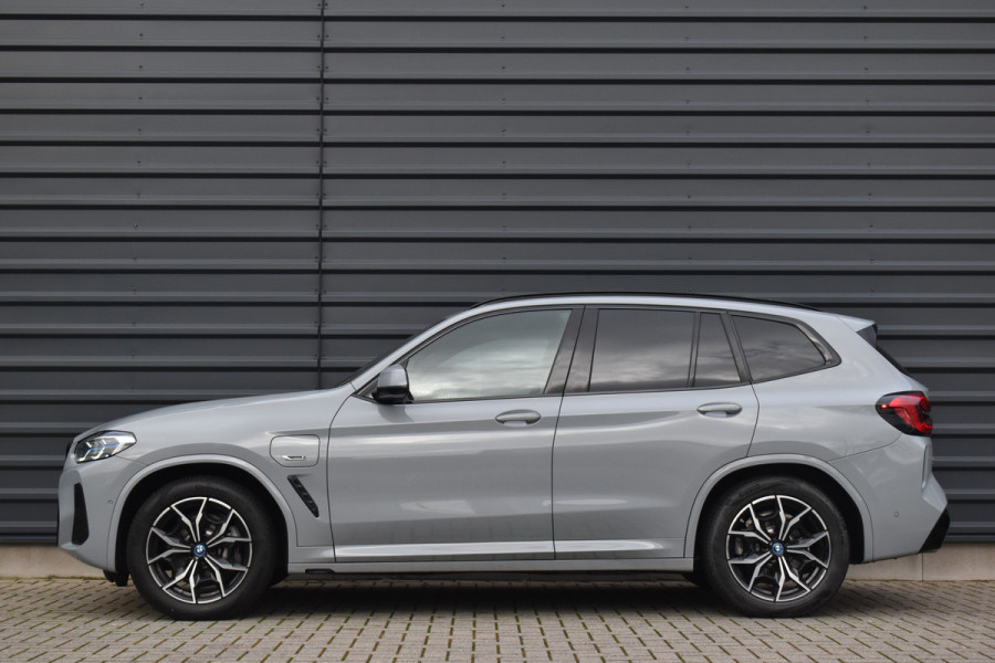 BMW X3 xDrive30e M Sport Shadow | Pano | Laser | Head-Up | Trekhaak | CarPlay | Stuur+Stoelverwarming |
