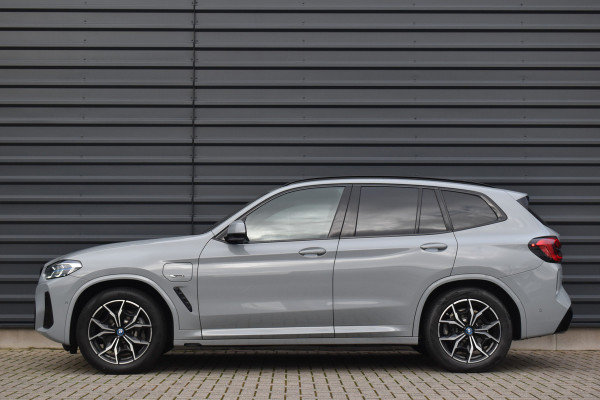 BMW X3 xDrive30e M Sport Shadow | Pano | Laser | Head-Up | Trekhaak | CarPlay | Stuur+Stoelverwarming |