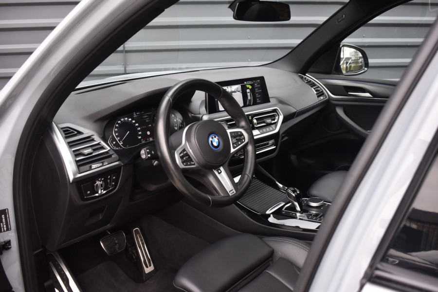 BMW X3 xDrive30e M Sport Shadow | Pano | Laser | Head-Up | Trekhaak | CarPlay | Stuur+Stoelverwarming |