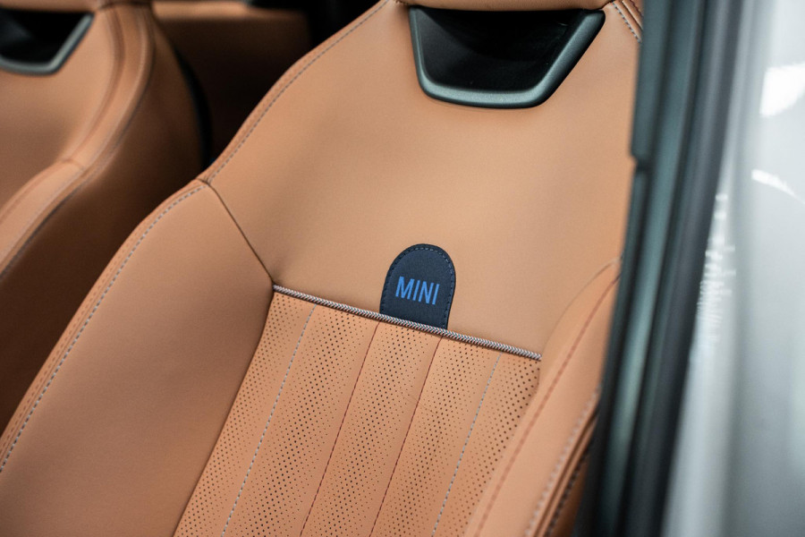 MINI Countryman 1.5 C Favoured M *Panorama / Head-up Display / Keyless Entry / Apple Carplay / LED-verlichting*