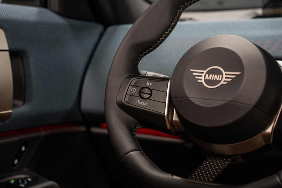 MINI Countryman 1.5 C Favoured M *Panorama / Head-up Display / Keyless Entry / Apple Carplay / LED-verlichting*