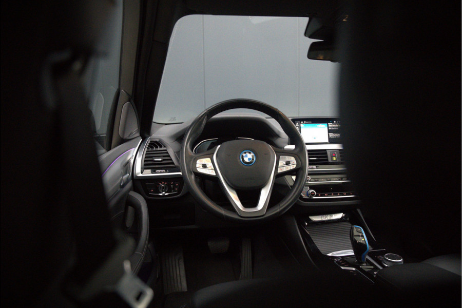 BMW iX3 High Executive 80 kWh | Panoramadak | Keyless | Stoelverwarming | Harman Kardon | Memory Seat | Head-Up Display | 360 Camera | Ambiance Verlichting | Trekhaak | Adaptive LED | Elektrische Stoelen | Apple Carplay |