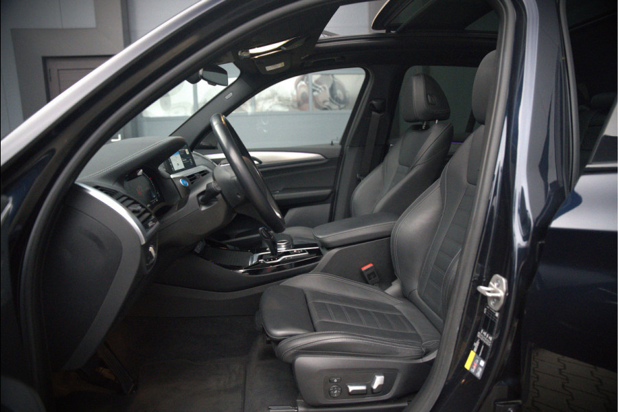 BMW iX3 High Executive 80 kWh | Panoramadak | Keyless | Stoelverwarming | Harman Kardon | Memory Seat | Head-Up Display | 360 Camera | Ambiance Verlichting | Trekhaak | Adaptive LED | Elektrische Stoelen | Apple Carplay |
