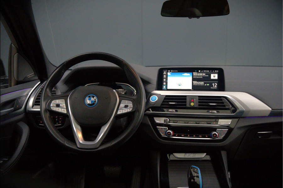 BMW iX3 High Executive 80 kWh | Panoramadak | Keyless | Stoelverwarming | Harman Kardon | Memory Seat | Head-Up Display | 360 Camera | Ambiance Verlichting | Trekhaak | Adaptive LED | Elektrische Stoelen | Apple Carplay |