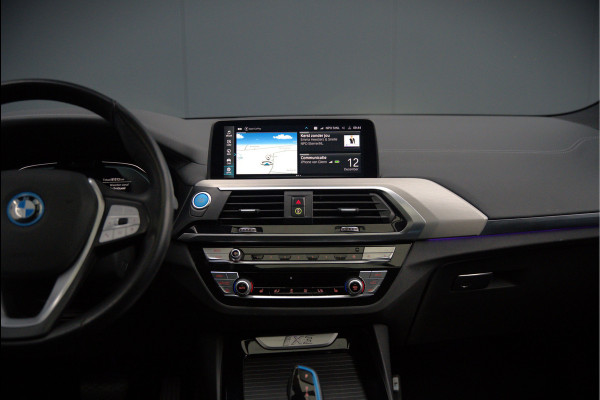 BMW iX3 High Executive 80 kWh | Panoramadak | Keyless | Stoelverwarming | Harman Kardon | Memory Seat | Head-Up Display | 360 Camera | Ambiance Verlichting | Trekhaak | Adaptive LED | Elektrische Stoelen | Apple Carplay |