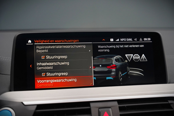 BMW iX3 High Executive 80 kWh | Panoramadak | Keyless | Stoelverwarming | Harman Kardon | Memory Seat | Head-Up Display | 360 Camera | Ambiance Verlichting | Trekhaak | Adaptive LED | Elektrische Stoelen | Apple Carplay |