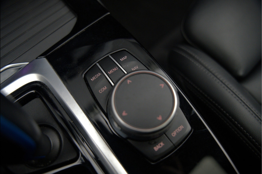 BMW iX3 High Executive 80 kWh | Panoramadak | Keyless | Stoelverwarming | Harman Kardon | Memory Seat | Head-Up Display | 360 Camera | Ambiance Verlichting | Trekhaak | Adaptive LED | Elektrische Stoelen | Apple Carplay |