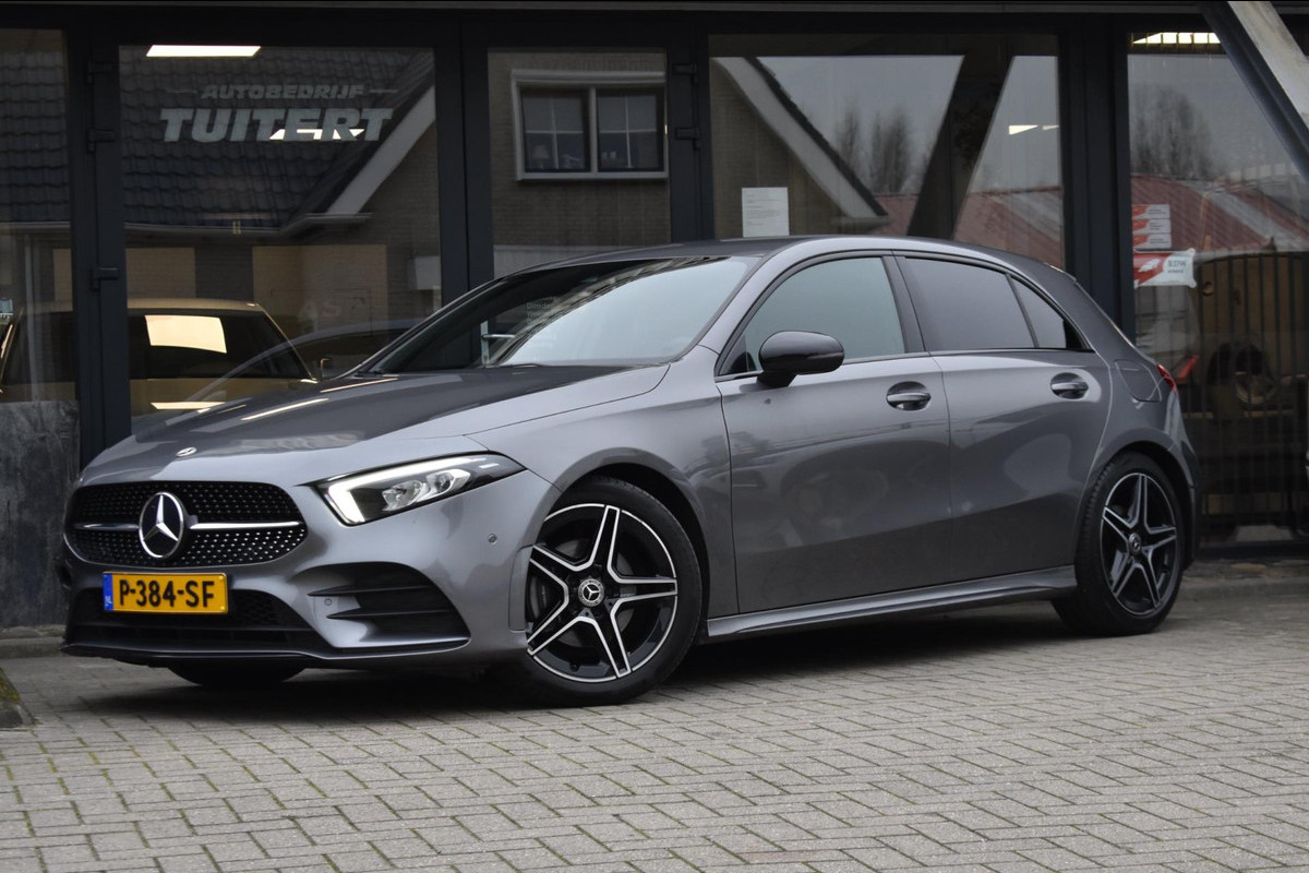 Mercedes-Benz A-Klasse 180 AMG NIGHT | SFEERVERLICHTING | APPLE CARPLAY | CAMERA | ANDROID AUTO | NAP | DEALER ONDERHOUDEN