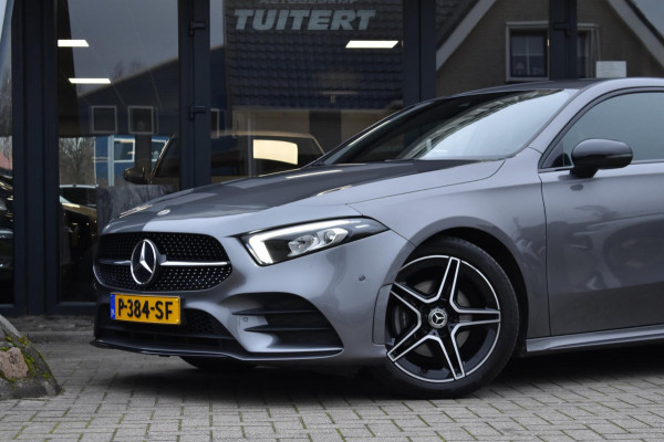 Mercedes-Benz A-Klasse 180 AMG NIGHT | SFEERVERLICHTING | APPLE CARPLAY | CAMERA | ANDROID AUTO | NAP | DEALER ONDERHOUDEN