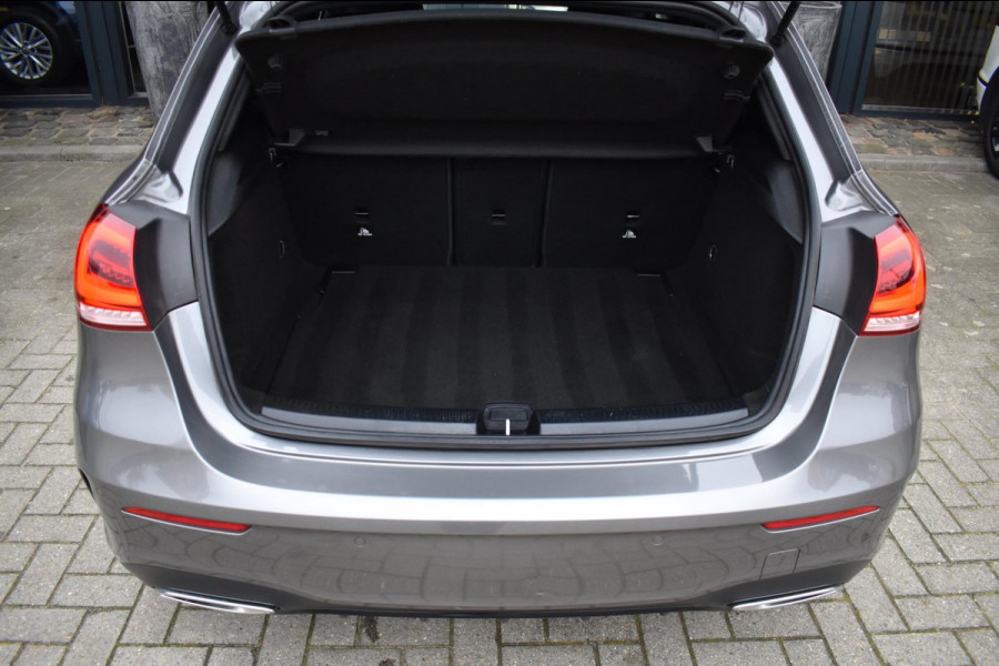 Mercedes-Benz A-Klasse 180 AMG NIGHT | SFEERVERLICHTING | APPLE CARPLAY | CAMERA | ANDROID AUTO | NAP | DEALER ONDERHOUDEN