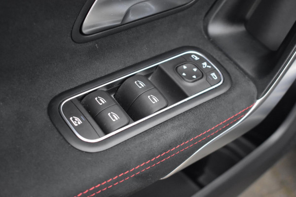 Mercedes-Benz A-Klasse 180 AMG NIGHT | SFEERVERLICHTING | APPLE CARPLAY | CAMERA | ANDROID AUTO | NAP | DEALER ONDERHOUDEN