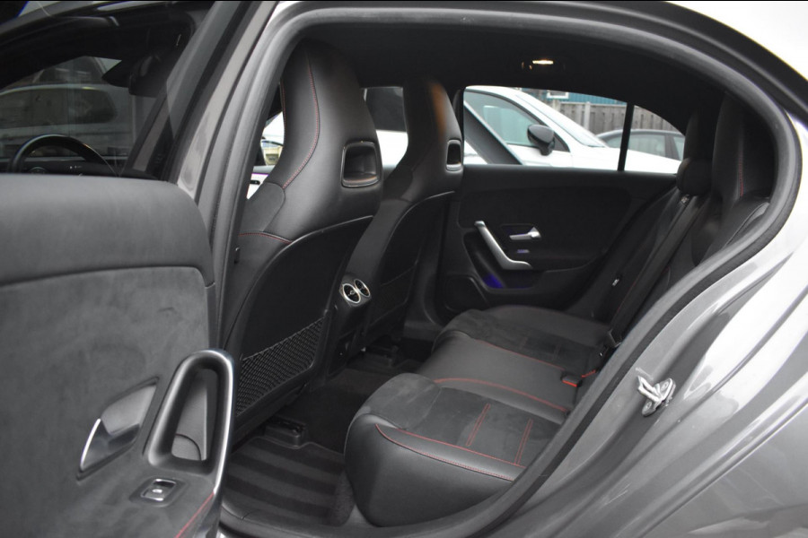 Mercedes-Benz A-Klasse 180 AMG NIGHT | SFEERVERLICHTING | APPLE CARPLAY | CAMERA | ANDROID AUTO | NAP | DEALER ONDERHOUDEN