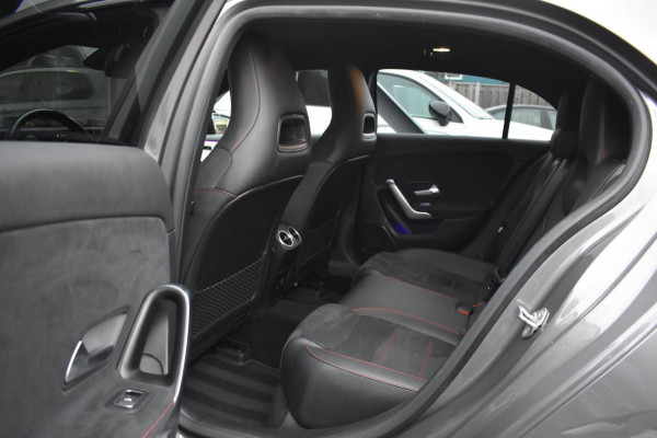 Mercedes-Benz A-Klasse 180 AMG NIGHT | SFEERVERLICHTING | APPLE CARPLAY | CAMERA | ANDROID AUTO | NAP | DEALER ONDERHOUDEN
