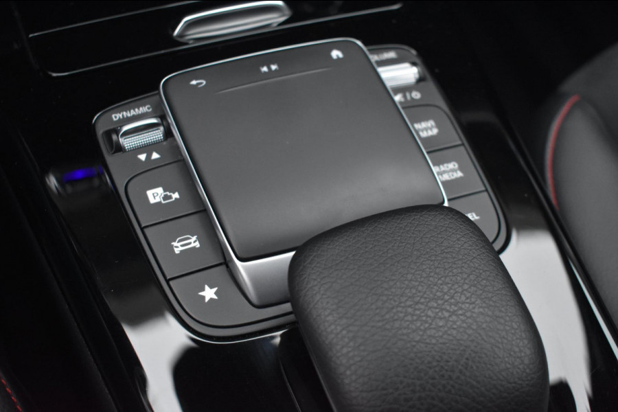 Mercedes-Benz A-Klasse 180 AMG NIGHT | SFEERVERLICHTING | APPLE CARPLAY | CAMERA | ANDROID AUTO | NAP | DEALER ONDERHOUDEN