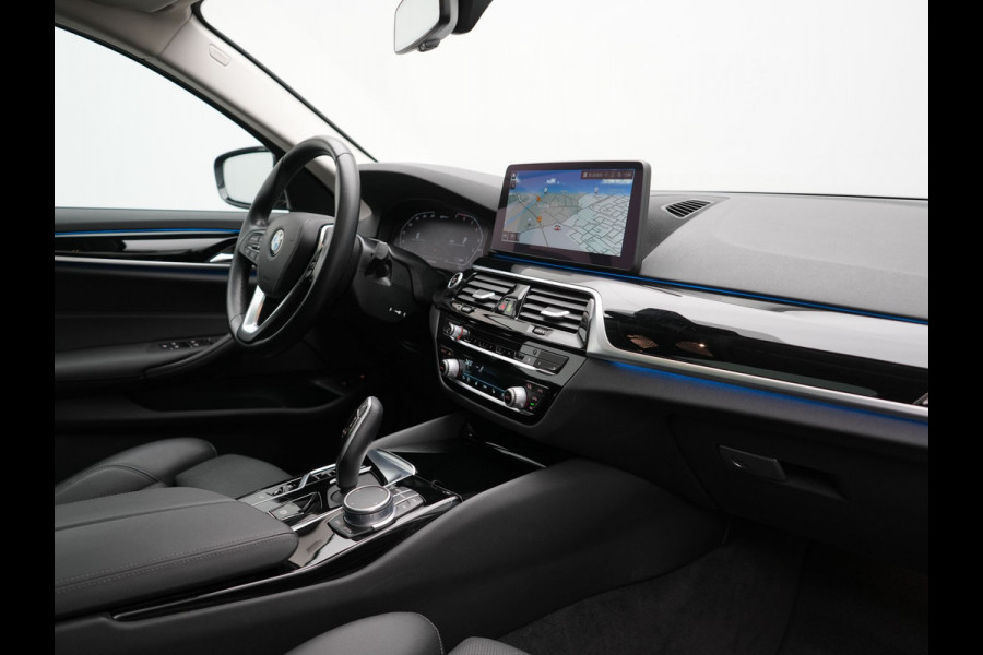 BMW 5 Serie Touring 530e Executive Plug In Hybrid 293pk Dealer O.H. PHEV | Panodak | 360 Camera | Lederen Sportstoelen Verwarmd | Sfeerverlichting | Apple Carplay | Navigatie | Virtual | DAB |