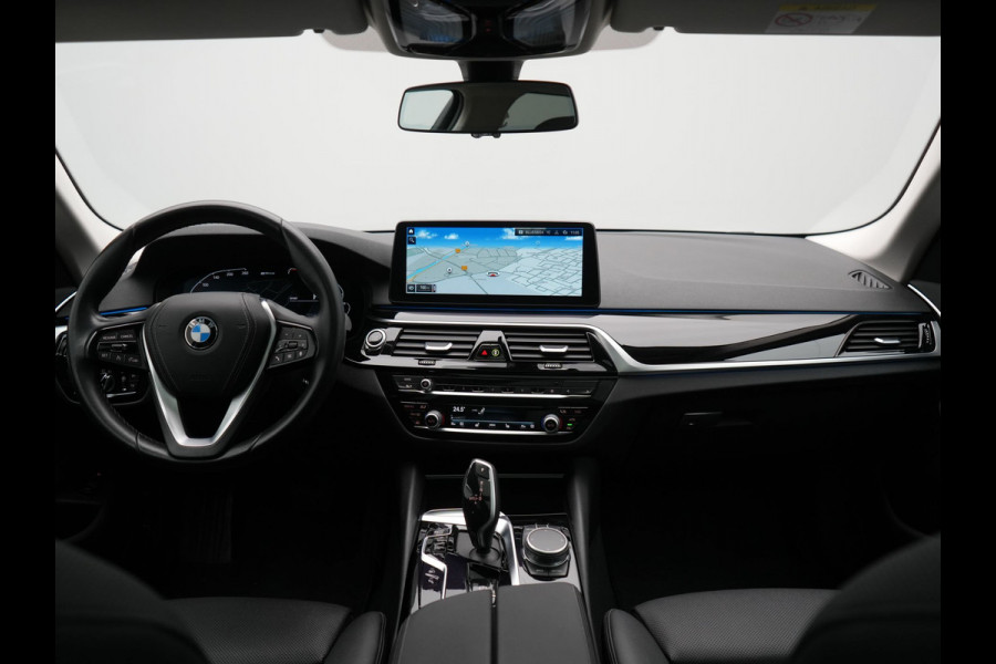 BMW 5 Serie Touring 530e Executive Plug In Hybrid 293pk Dealer O.H. PHEV | Panodak | 360 Camera | Lederen Sportstoelen Verwarmd | Sfeerverlichting | Apple Carplay | Navigatie | Virtual | DAB |