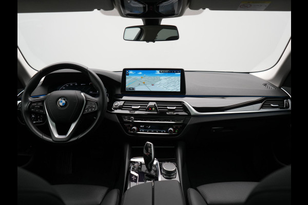 BMW 5 Serie Touring 530e Executive Plug In Hybrid 293pk Dealer O.H. PHEV | Panodak | 360 Camera | Lederen Sportstoelen Verwarmd | Sfeerverlichting | Apple Carplay | Navigatie | Virtual | DAB |