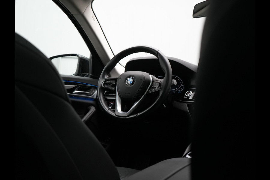 BMW 5 Serie Touring 530e Executive Plug In Hybrid 293pk Dealer O.H. PHEV | Panodak | 360 Camera | Lederen Sportstoelen Verwarmd | Sfeerverlichting | Apple Carplay | Navigatie | Virtual | DAB |