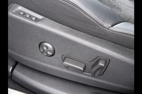 Peugeot 3008 1.6 HYbrid4 300 GT | COMPLETE AUTO| PANO| ELEK. ACHTERKLEP| TREKHAAK| ELEK. STOEL + MASSAGE| FOCAL AUDIO| CAMERA ACHTER + VOOR| STOELVERWARMING| ADAP. CRUISE