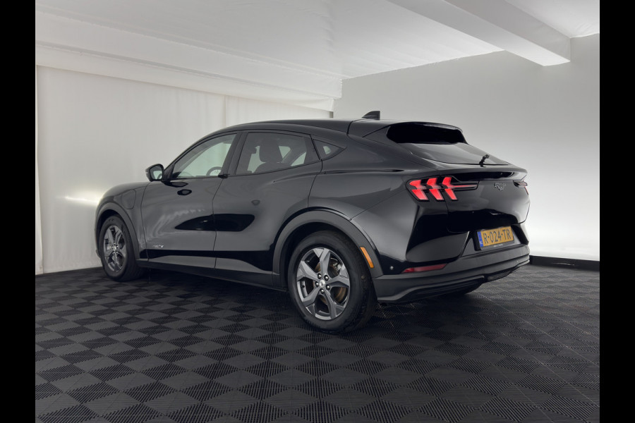 Ford Mustang Mach-E RWD 75 kWh (3-Fase) (INCL-BTW) Aut. *LUXURY-LEATHER | FULL-LED | DAB | DIGI-COCKPIT | KEYLESS | NAVI-FULLMAP | CARPLAY | HEATED-COMFORTSEATS | TOPVIEW | ADAPTIVE-CRUISE | PRIVACY-GLASS | 18'' ALU*