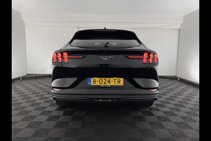Ford Mustang Mach-E RWD 75 kWh (3-Fase) (INCL-BTW) Aut. *LUXURY-LEATHER | FULL-LED | DAB | DIGI-COCKPIT | KEYLESS | NAVI-FULLMAP | CARPLAY | HEATED-COMFORTSEATS | TOPVIEW | ADAPTIVE-CRUISE | PRIVACY-GLASS | 18'' ALU*