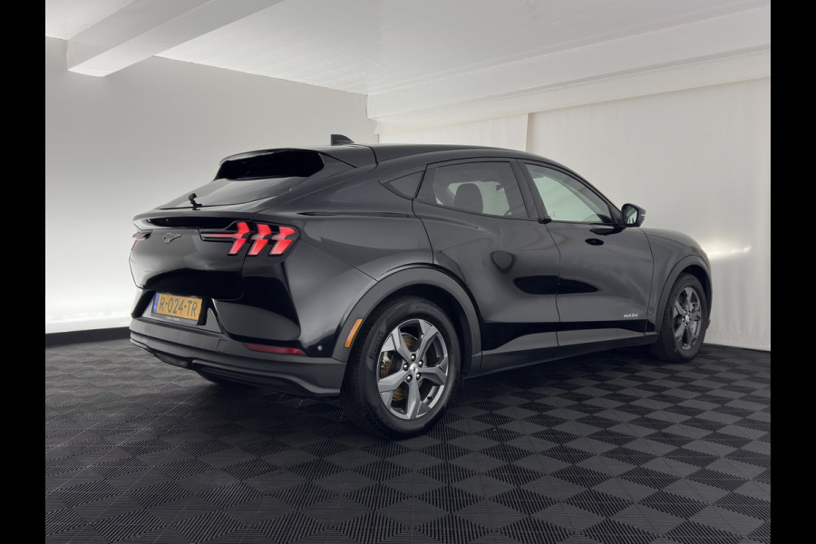 Ford Mustang Mach-E RWD 75 kWh (3-Fase) (INCL-BTW) Aut. *LUXURY-LEATHER | FULL-LED | DAB | DIGI-COCKPIT | KEYLESS | NAVI-FULLMAP | CARPLAY | HEATED-COMFORTSEATS | TOPVIEW | ADAPTIVE-CRUISE | PRIVACY-GLASS | 18'' ALU*