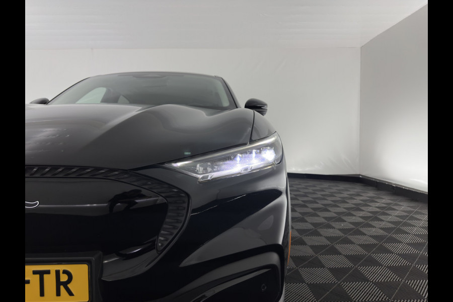 Ford Mustang Mach-E RWD 75 kWh (3-Fase) (INCL-BTW) Aut. *LUXURY-LEATHER | FULL-LED | DAB | DIGI-COCKPIT | KEYLESS | NAVI-FULLMAP | CARPLAY | HEATED-COMFORTSEATS | TOPVIEW | ADAPTIVE-CRUISE | PRIVACY-GLASS | 18'' ALU*