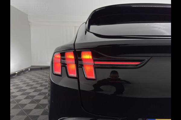 Ford Mustang Mach-E RWD 75 kWh (3-Fase) (INCL-BTW) Aut. *LUXURY-LEATHER | FULL-LED | DAB | DIGI-COCKPIT | KEYLESS | NAVI-FULLMAP | CARPLAY | HEATED-COMFORTSEATS | TOPVIEW | ADAPTIVE-CRUISE | PRIVACY-GLASS | 18'' ALU*