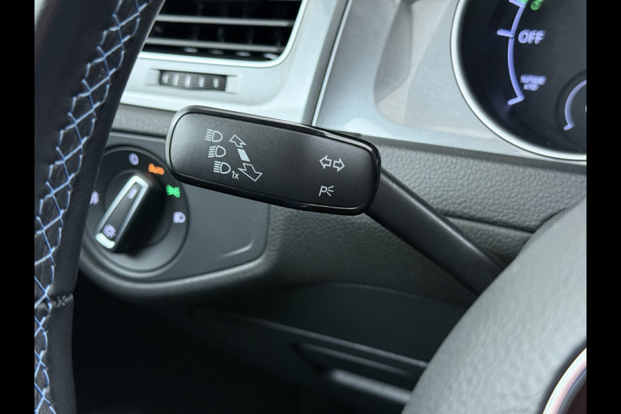 Volkswagen e-Golf Automaat Navi Ecc Climatronic Stoelverwarming Cruise Control Pdc Lmv Led Privacy Glas Regen-Lichtsensor Bluetooth Isofix SOH 85%