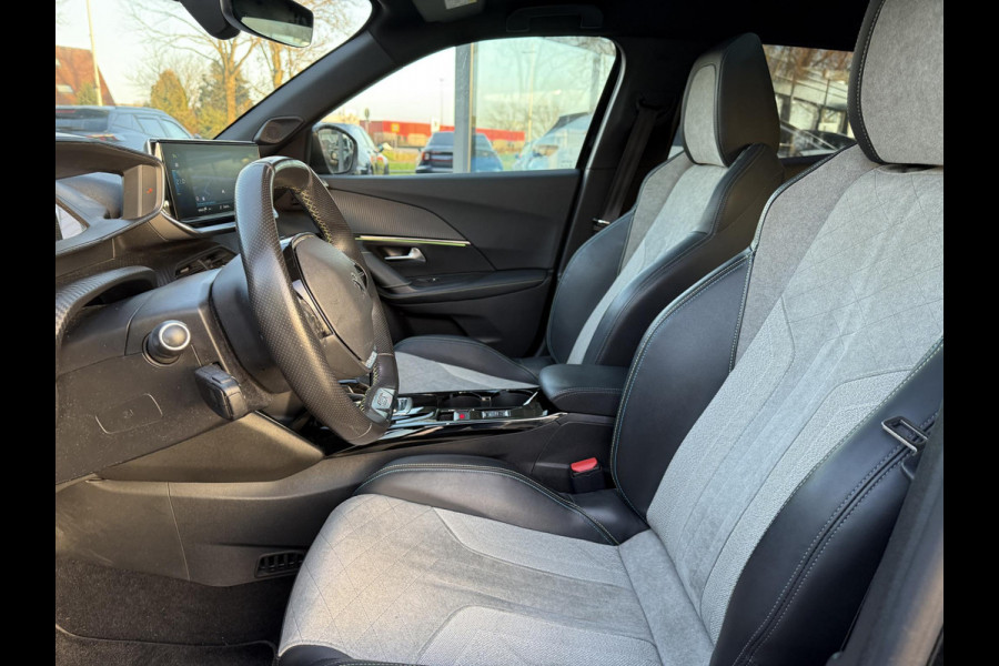 Peugeot e-2008 EV GT 50 kWh | Panorama | Trekhaak | Navi | Camera |