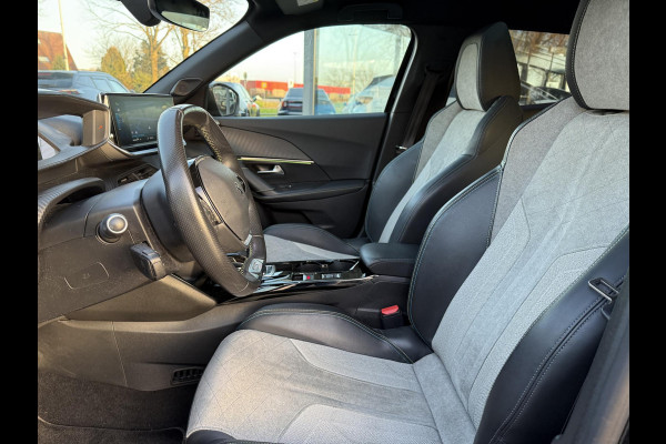 Peugeot e-2008 EV GT 50 kWh | Panorama | Trekhaak | Navi | Camera |