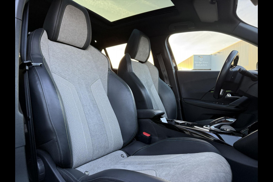 Peugeot e-2008 EV GT 50 kWh | Panorama | Trekhaak | Navi | Camera |