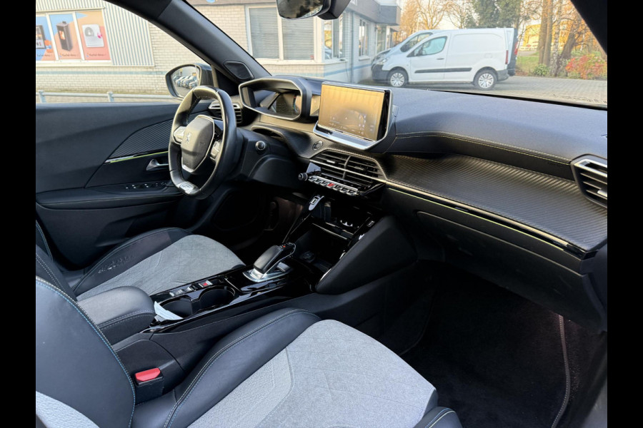 Peugeot e-2008 EV GT 50 kWh | Panorama | Trekhaak | Navi | Camera |