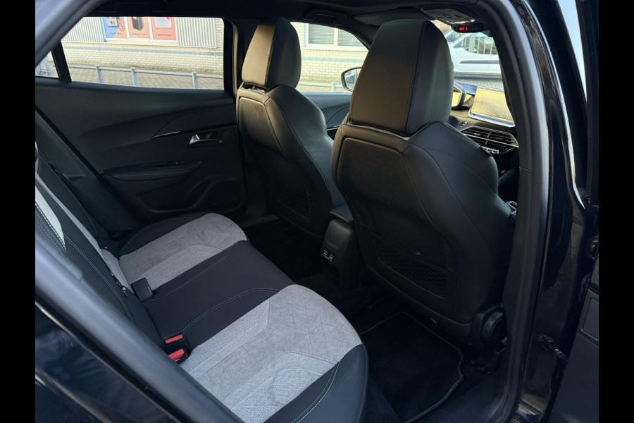 Peugeot e-2008 EV GT 50 kWh | Panorama | Trekhaak | Navi | Camera |