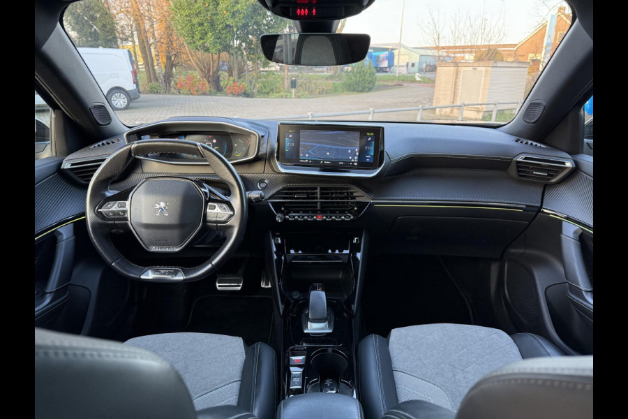 Peugeot e-2008 EV GT 50 kWh | Panorama | Trekhaak | Navi | Camera |