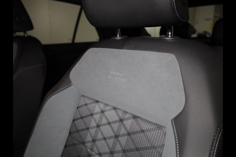 Volkswagen T-Roc 1.5 TSI R-Line 150 pk Automaat (DSG) | Verlengde garantie | Navigatie | Parkeersensoren (Park assist) | Achteruitrijcamera | Stoelverwarming | R-Line |