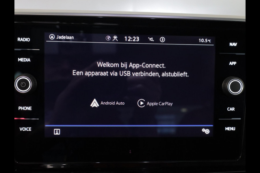 Volkswagen T-Roc 1.5 TSI R-Line 150 pk Automaat (DSG) | Verlengde garantie | Navigatie | Parkeersensoren (Park assist) | Achteruitrijcamera | Stoelverwarming | R-Line |