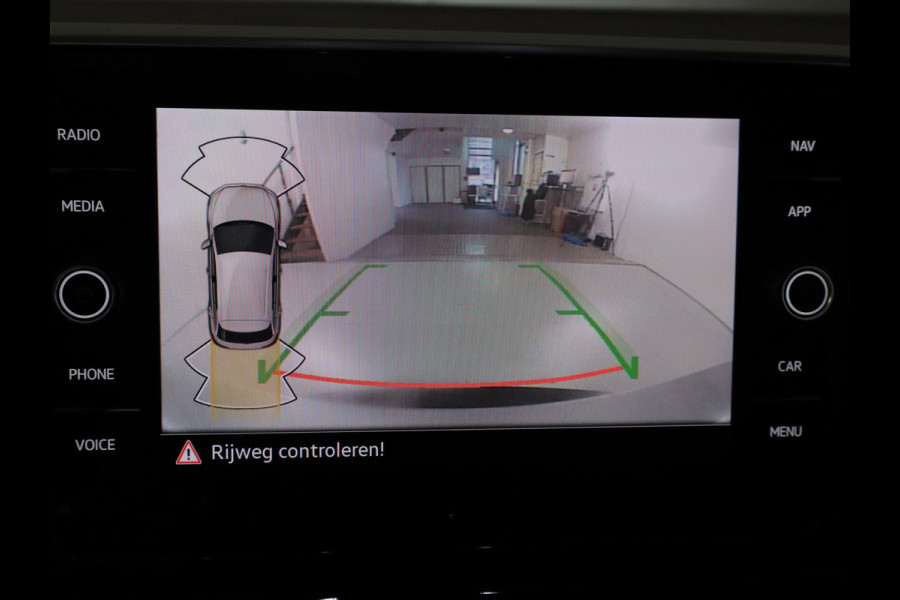 Volkswagen T-Roc 1.5 TSI R-Line 150 pk Automaat (DSG) | Verlengde garantie | Navigatie | Parkeersensoren (Park assist) | Achteruitrijcamera | Stoelverwarming | R-Line |