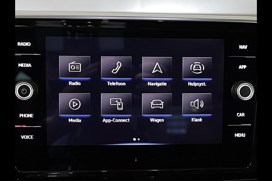 Volkswagen T-Roc 1.5 TSI R-Line 150 pk Automaat (DSG) | Verlengde garantie | Navigatie | Parkeersensoren (Park assist) | Achteruitrijcamera | Stoelverwarming | R-Line |