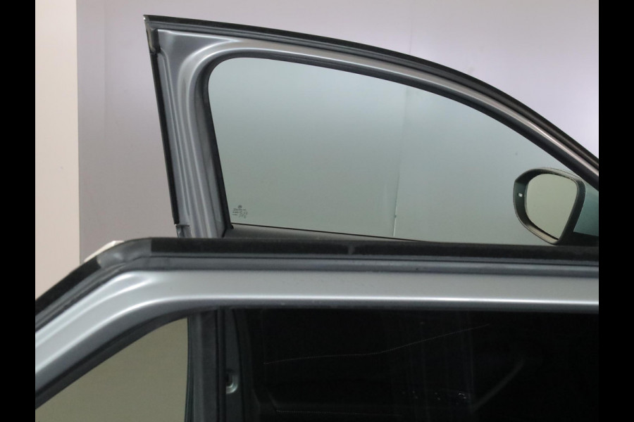 Volkswagen T-Roc 1.5 TSI R-Line 150 pk Automaat (DSG) | Verlengde garantie | Navigatie | Parkeersensoren (Park assist) | Achteruitrijcamera | Stoelverwarming | R-Line |