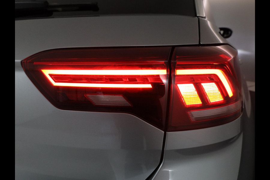 Volkswagen T-Roc 1.5 TSI R-Line 150 pk Automaat (DSG) | Verlengde garantie | Navigatie | Parkeersensoren (Park assist) | Achteruitrijcamera | Stoelverwarming | R-Line |