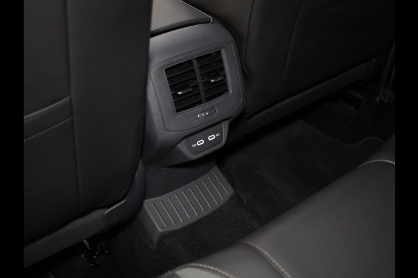 Volkswagen T-Roc 1.5 TSI R-Line 150 pk Automaat (DSG) | Verlengde garantie | Navigatie | Parkeersensoren (Park assist) | Achteruitrijcamera | Stoelverwarming | R-Line |