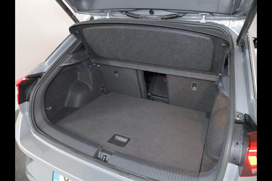Volkswagen T-Roc 1.5 TSI R-Line 150 pk Automaat (DSG) | Verlengde garantie | Navigatie | Parkeersensoren (Park assist) | Achteruitrijcamera | Stoelverwarming | R-Line |