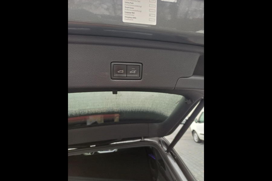 Volkswagen Touareg R-Line 3.0L V6 286pk > GRIJSKENTEKEN < Airco, Cruise, Navi, PDC, Luchtvering, Camera, Schuifdak, Trekhaak.