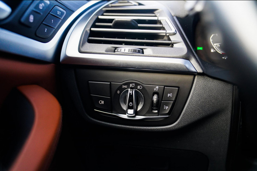 BMW X3 XDrive30e High executive | M-pakket | Panorama | Camera | Harman/Kardon | Stuuwiel verwarmd | Luxe Nappa Leder | 20 inch |