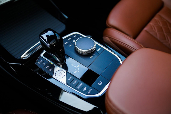 BMW X3 XDrive30e High executive | M-pakket | Panorama | Camera | Harman/Kardon | Stuuwiel verwarmd | Luxe Nappa Leder | 20 inch |