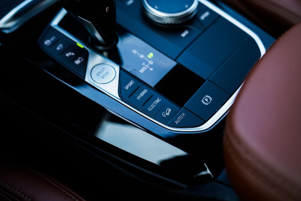 BMW X3 XDrive30e High executive | M-pakket | Panorama | Camera | Harman/Kardon | Stuuwiel verwarmd | Luxe Nappa Leder | 20 inch |