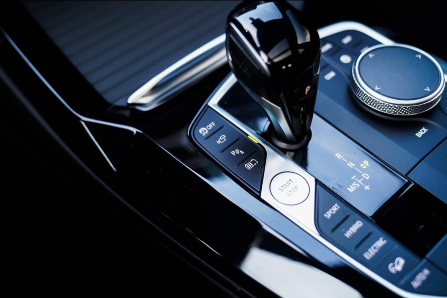 BMW X3 XDrive30e High executive | M-pakket | Panorama | Camera | Harman/Kardon | Stuuwiel verwarmd | Luxe Nappa Leder | 20 inch |