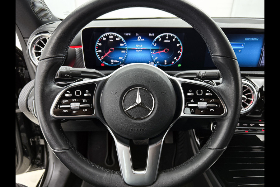 Mercedes-Benz CLA-Klasse 200 Business Solution Progressive(Dealer OnderH, SfeerV, Camera, Trekhaak, StoelV, Carplay, PDC, Etc)